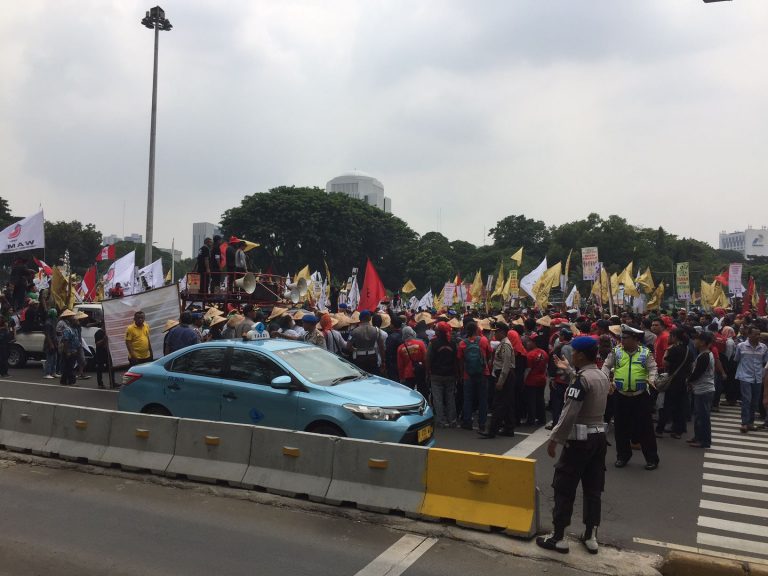 Massa Petani Demo di Depan Istana Merdeka, Lalin Tersendat