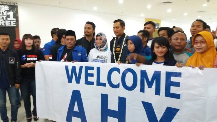 AHY saat melayani foto bareng saat turun di Terminal 2 Bandara Juanda, Jumat (16/6).