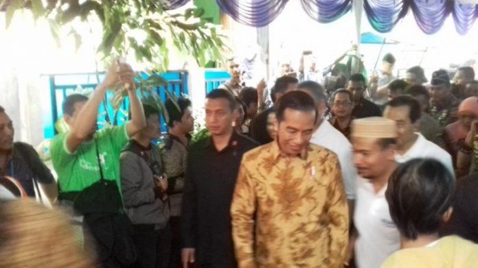 Jokowi Susuri Gang Kecil di Penjaringan untuk Bagikan Paket Sembako