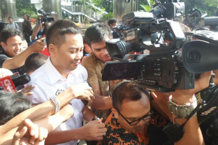 Anggota Komisi I DPR dari fraksi Golkar Fayakhun Andriadi berjalan keluar dari gedung KPK Jakarta