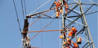 Pekerja memperbaiki jaringan kabel listrik