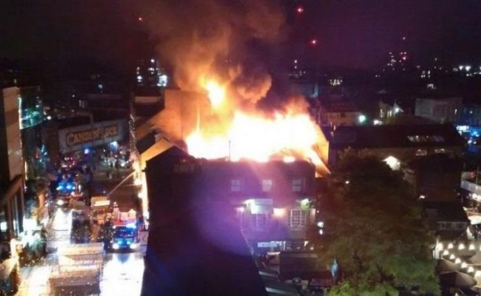 Kebakaran di pasar populer London, Camden Lock Market.