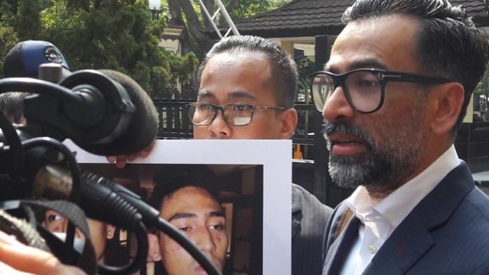 Jeremy Thomas saat mendatangi Kantor Sentra Pelayanan Propam Mabes Polri.