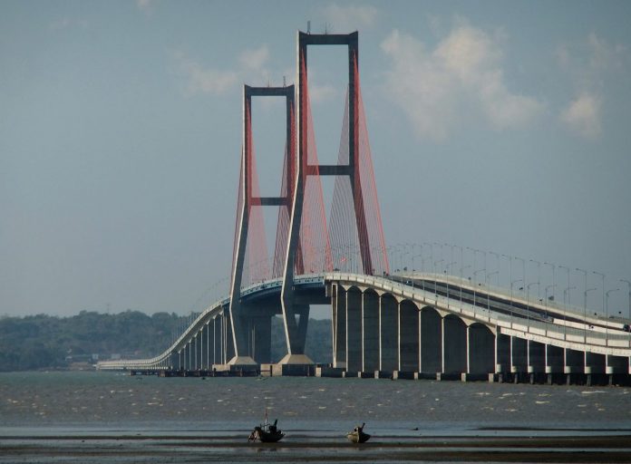 Jembatan Suramadu.