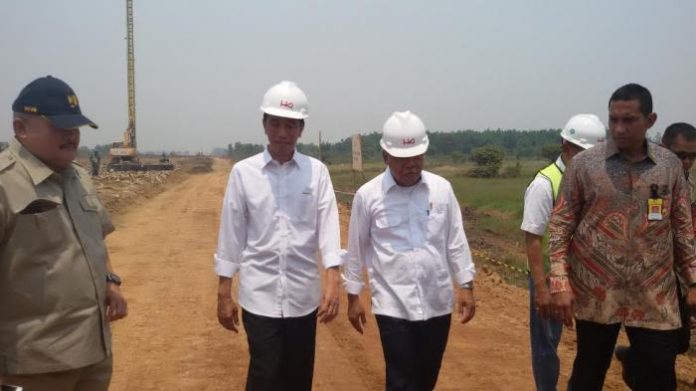 Presiden Jokowi sedang Meninjau Tol Pekanbaru - Dumai yang Ditarget Selesai 2019