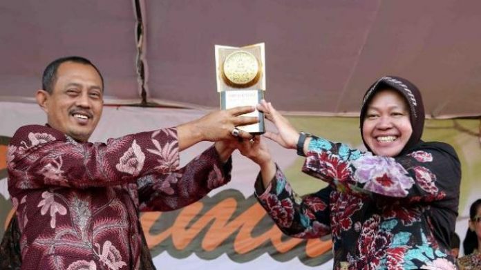 Tri Rismaharini Wali Kota Surabaya saat menerima Piala Adipura Kencana