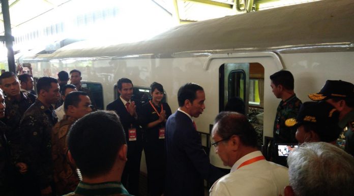 Presiden Jokowi Naik Kereta ke Sukabumi.