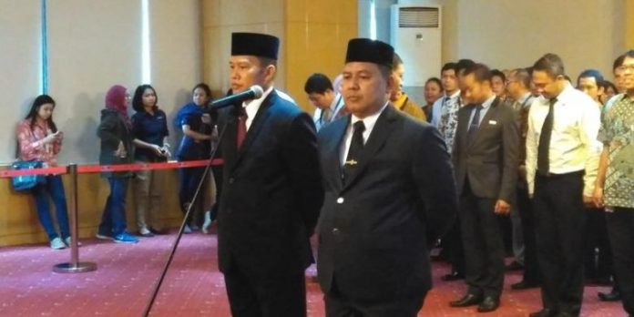 Direktur Penyidikan baru Kombes Pol Aris Budiman (kiri) dan Kepala Biro Hukum baru AKBP Setiadi