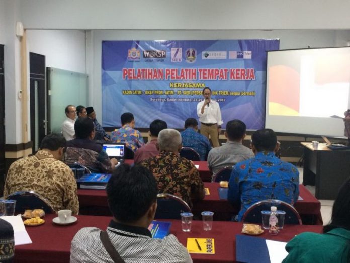 Instruktur dari Jerman sedang berikan materi vokasi di Kadin Jatim.