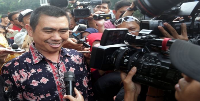 Mochamad Anton Wali Kota Malang berupaya menghindari wartawan yang menunggu keterangan usai diperiksa di Gedung KPK, Jakarta, Senin (14/8/2017).