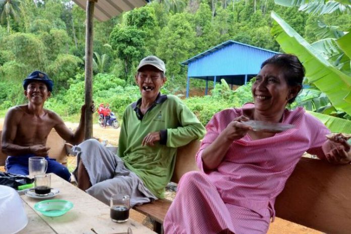 Menteri Susi berbincang dengan nelayan Natuna