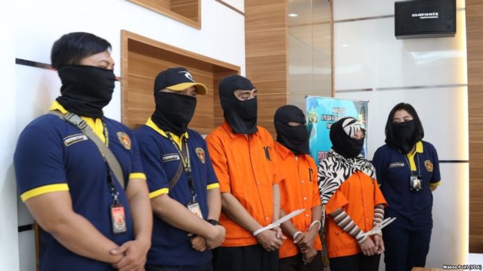 Tiga tersangka anggota sindikat Saracen ditangkap dan siap diseret ke pengadilan oleh aparat Polri.