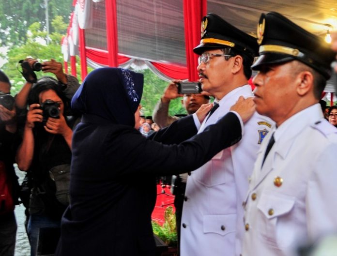 Tri Rismaharini Walikota Surabaya sedang melantik pejabat