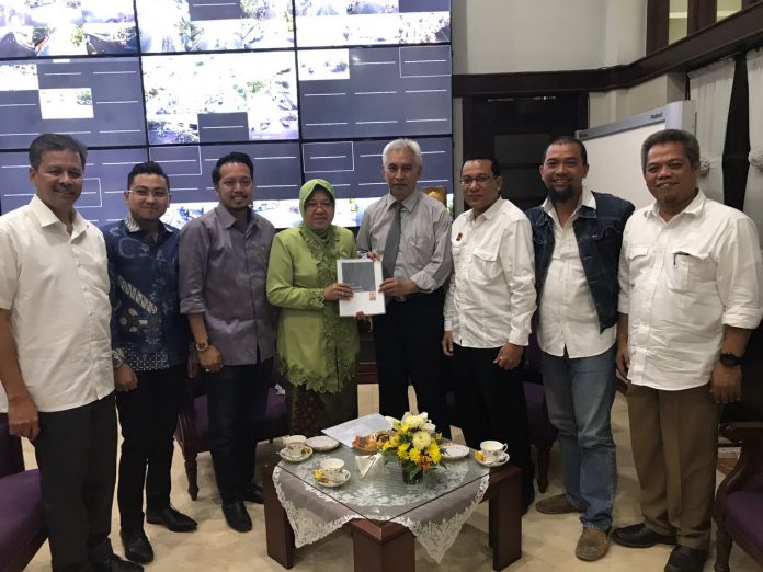 Walikota Risma saat menerima PII Jatim di ruangannya.