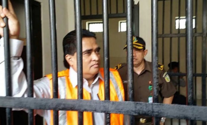 lustrasi. Dimas Kanjeng Taat Pribadi saat berada di dalam sel Pengadilan Negeri