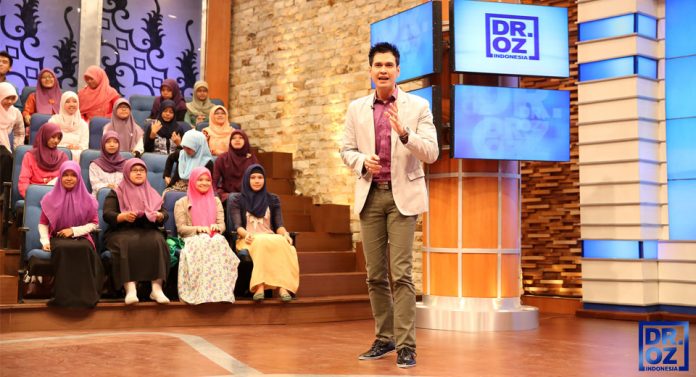 Dr. Ryan Thamrin saat membawa acara Dr. OZ Indonesia
