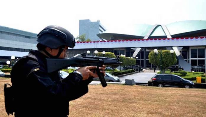 Petugas pengamanan sidang di gedung DPR RI, Senayan, Jakarta,
