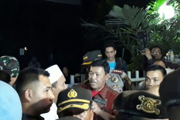 Kapolda Metro Jaya Irjen Pol Idham Aziz (batik merah) dan Kapolres Jakarta Pusat Kombes Suyudi Ario Seto mendatangi kantor YLBHI.