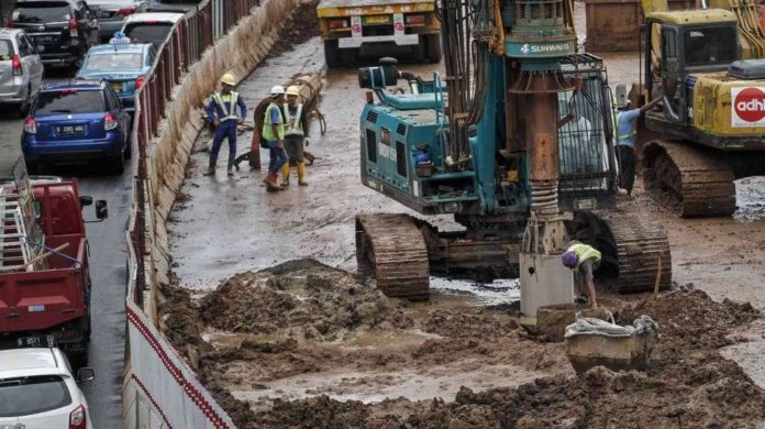 Proyek pembangunan underpass Mampang, di Jakarta