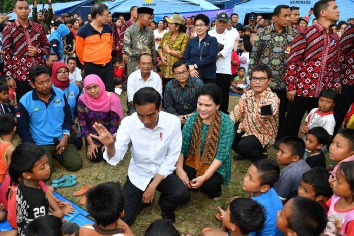 Presiden Joko Widodo dan Ibu Negara Iriana Jokowi menyapa pengungsi erupsi Gunung Agung, Bali