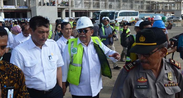Menko Bidang Kemaritiman Luhut Binsar Panjaitan didampingi Wakil Gubernur Jawa Barat Deddy Mizwar berkunjung ke lokasi proyek BIJB, Selasa (26/9).