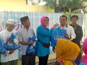 Drs.Hj Fatma saifullah yusuf secara simbolis menyerahkan daging kurban kepada masyarakat setempat