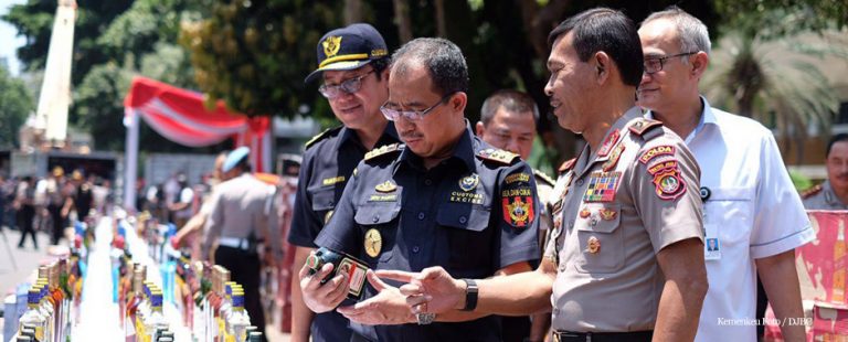 Kemenkeu dan POLRI Bongkar 50 Ribu Botol Miras Ilegal di Balik Sampah Plastik