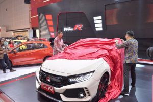 Honda Motors memperkenalkan Honda Civic Type R pertama kalinya untuk publik Surabaya di GIIAS  surabya Auto Show 2017. 