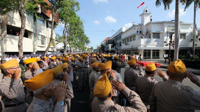 ribuan peserta refleksi perobekan bendera.