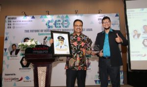 Wagub Jatim Saifullah Yusuf saat menerima cinderamata dari penyelenggara acara CEO Forum yang diselenggarakan Fakultas Magister Manajemen Unair di Gedung Dyandra Sby