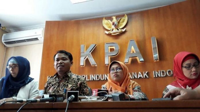 Ketua Komisi Perlindungan Anak Indonesia (KPAI) Susanto dan para komisioner di kantor KPAI,