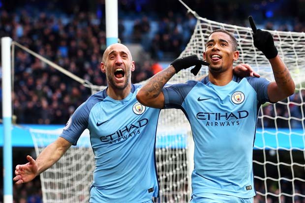 Gabriel Jesus merayakan gol bersama Sergio Aguero.