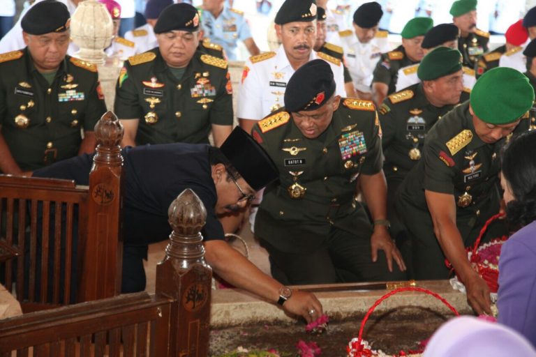 Panglima TNI Gatot Ziarah ke Makam Bung Karno