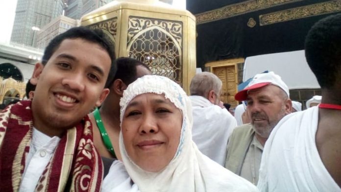 Khofifah Indar Parawansa bersama anak bungsunya Ali Mannagali Indar Parawansa