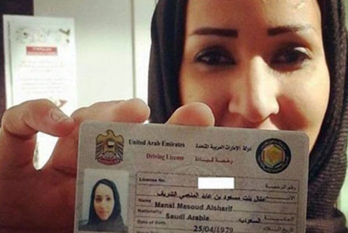 Manal al-Sharif menunjukkan Surat Izin Mengemudi (SIM) barunya, yang dikeluarkan Uni
