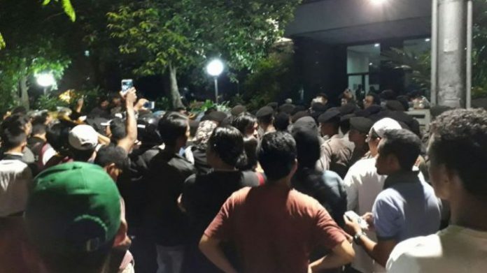 Massa saat mengepung kantor YLBHI