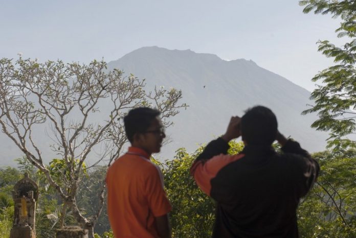 Pemantauan aktifitas Gunung Agung, polisi dan warga memantau aktifitas Gunung Agung di Pos Pemantauan Desa Rendang, Karangasem, Bali