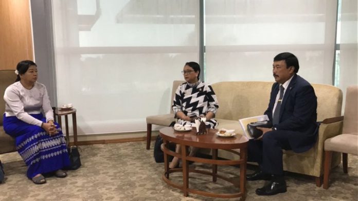 Menteri Luar Negeri Retno Marsudi bersama Duta Besar Ito Sumardi bersiap bertolak menuju Naypyidaw