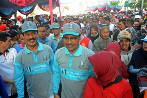 wagub jatim jalan sehat bersama warga memperingati 1 muharom di masjid al kabar 2