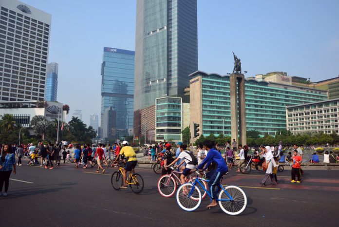 Kondisi kawasan bebas kendaraan bermotor atau car free day (CFD) di Bundaran HI, Jakarta