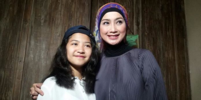 Desy Ratnasari bersama anak.