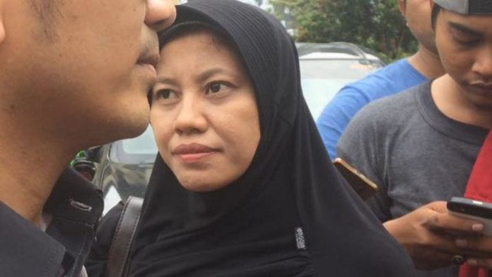 Istri Jonru Ginting, Hendra Yulianti saat di Mapolda Metro Jaya