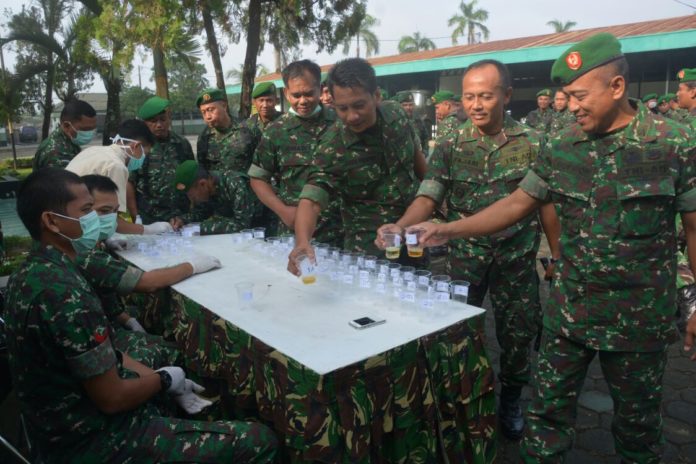 Pelaksanaan pemeriksaan urine dilaksanakan di jajaran Pasmar-1. (ilustrasi)