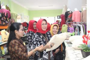 Ibu Hj. Fatma Saifullah Yusuf Di Dampingi Oleh Organisasi BKOW Jatim Melakukan Kunker Di Koperasi Serba Usaha Setia Budi Wanita Di Kota Malang
