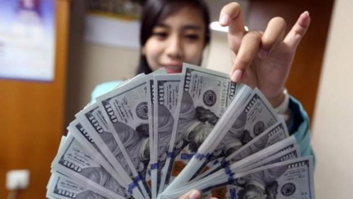 Dolar AS Melemah di Tengah Data dan Spekulasi Ketua Fed