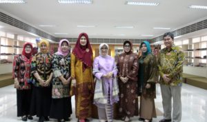 Ketua Dekranas Pusat Ibu.Hj,Mufidah Jusuf Kalla, Ketua Dekranasda Jatim, Ibu.Hj.Nina Soekarwo Berfoto Bersama Di Kantor Dekranasda Jatim
