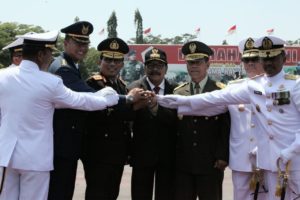 Tampak Gubernur Jatim Dr.H. Soekarwo Berjabat Tangan Bersama Jajaran Petinggi TNI AD, AL dan Kapolda Jatim di Lapangan Kodam V/Brawijaya Surabaya, Kamis (5/10/2017).