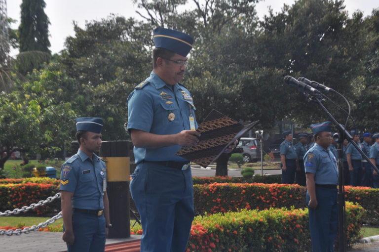 Karumkital dr. Oepomo Irup Upacara Bendera di Mako Lantamal V Surabaya