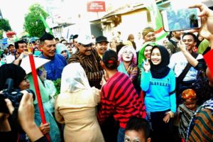 Wakil Gubernur Jatim Drs.H. Saifullah Yusuf Saat Foto Bersama Dengan Warga Rungkut Tengah Surabaya, Minggu (1/10/2017