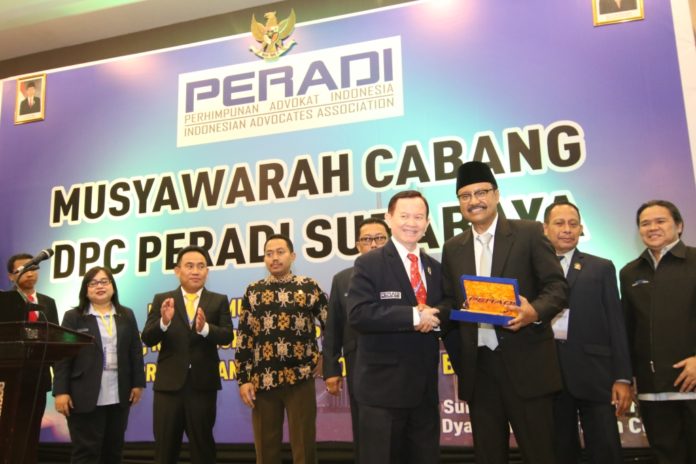 Wakil Gubernur Jatim Drs.H. Saifullah Yusuf Saat Menerima Cinderamata Dari Ketua DPC Peradi Surbaya Setijo Boesono SH, MH di Gedung Dyandra Convention Hall Surabaya, Jumat (27/10/2017).